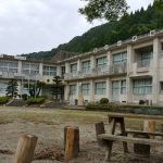 閉校した吉川小学校に新しい時計。
